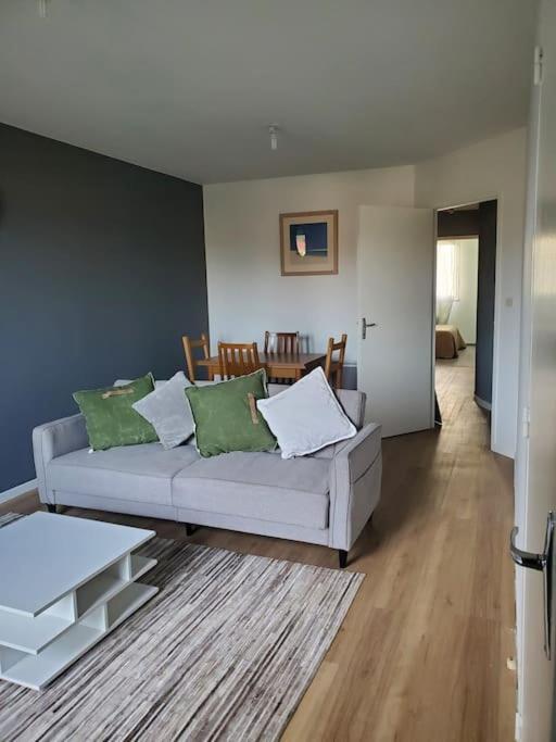 Appartement Moderne Et Equipe LʼIsle-Jourdain エクステリア 写真