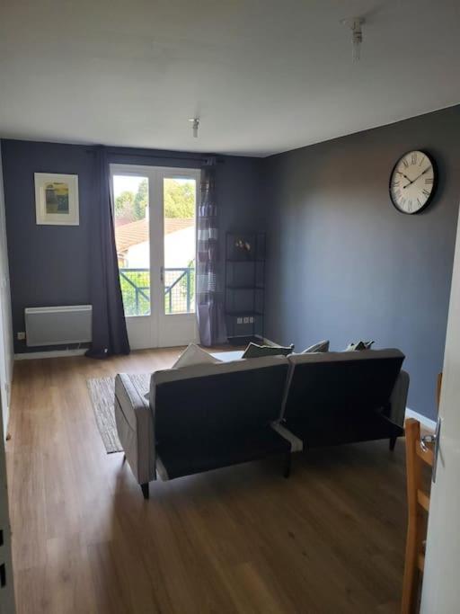 Appartement Moderne Et Equipe LʼIsle-Jourdain エクステリア 写真